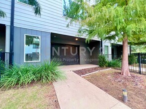 Building Photo - Beautiful 4-Story 2/2.5/2 in GREAT LOCATIO...
