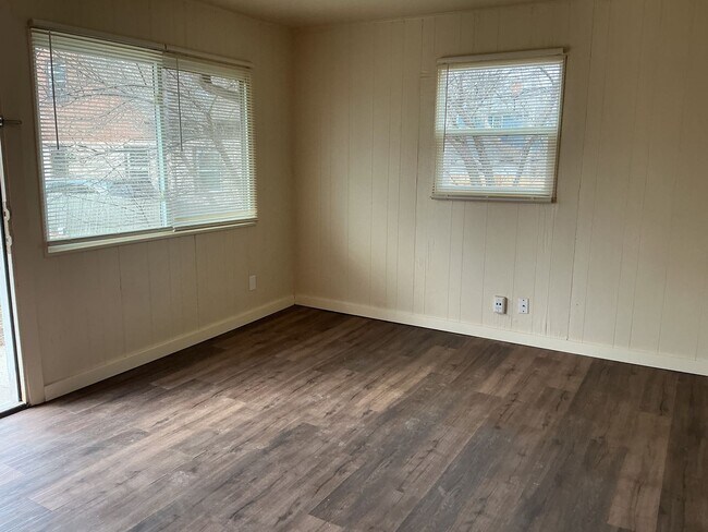 Building Photo - 2820 W Carmen Ave