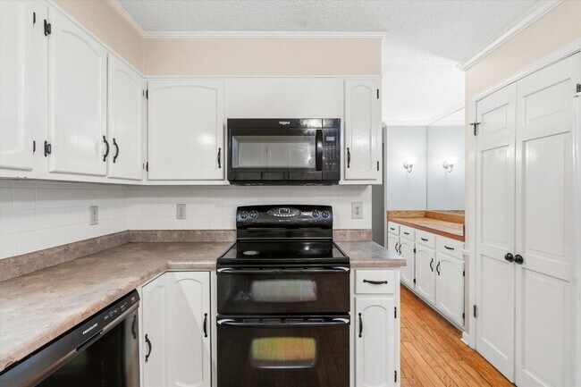 Building Photo - 4-BED, 2-BATH ALL-BRICK HOME NEAR JONESBORO COUNTRY CLUB!