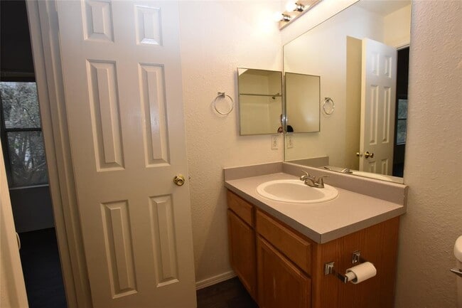 Building Photo - 921 Sagewood Trail