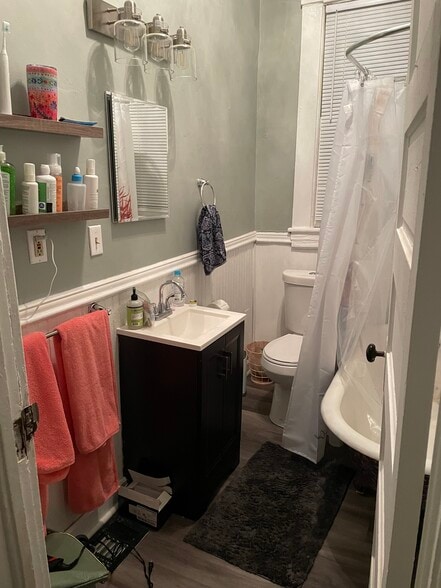 Building Photo - 422 Woods Ave SW