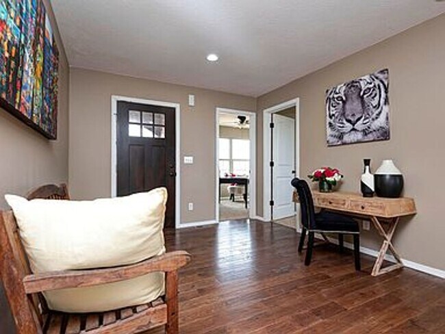 Building Photo - Luxury, Location, and Convenience.