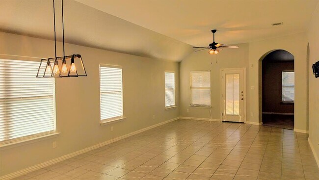 Building Photo - 1000 Farmhouse Dr