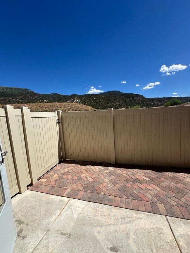 Building Photo - Charming Townhome