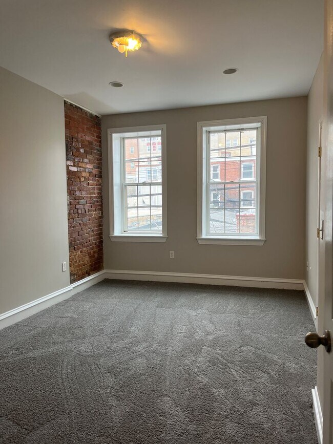 Building Photo - Spacious 4 Bedroom House in Southside Flats!