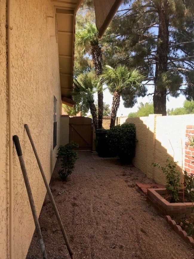 Building Photo - Beautiful 55+ Ahwatukee neighborhood spaci...