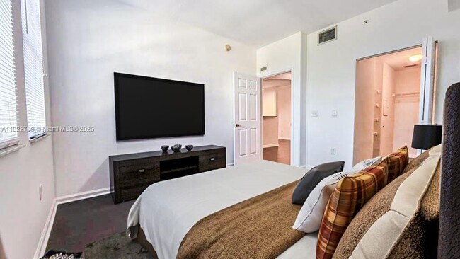 Building Photo - 533 NE 3rd Ave