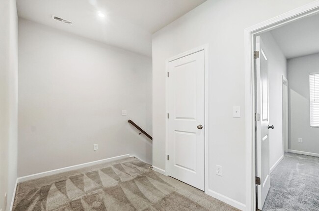 Building Photo - Move-in Ready Modern Townhome!!