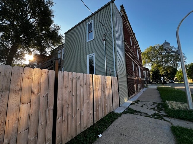 Building Photo - 4956 W Erie St