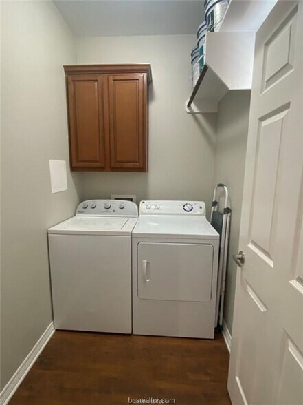 Building Photo - 4 Bedroom Lakeridge - Available NOW!