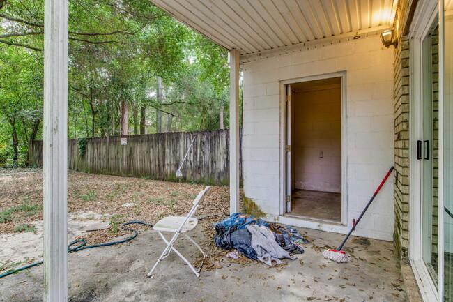 Building Photo - Desirable townhouse centerally located.