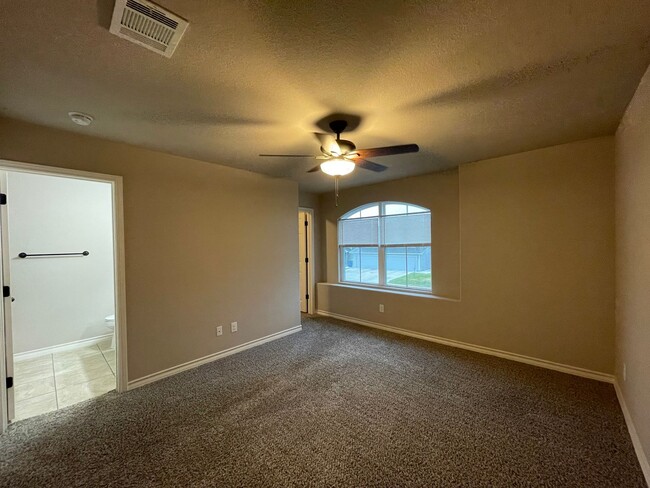 Building Photo - Town home for rent