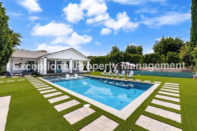 Building Photo - Amazing Executive Estate!