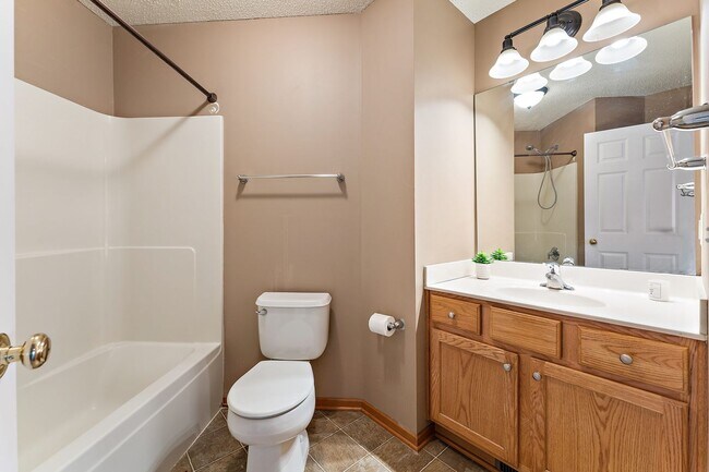 Building Photo - Large 3BR + Loft Townhome | 2-Car Garage | 1,715 Sq Ft