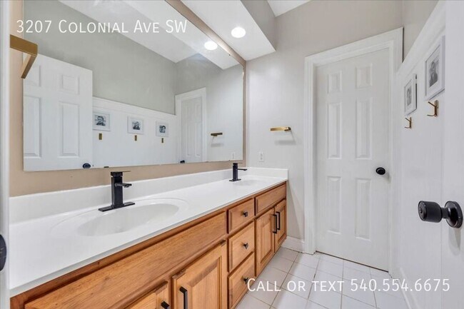 Building Photo - 3207 Colonial Ave SW