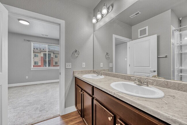 Building Photo - $1,975 - 2 Bed, 2 Bath Condo in Aurora wit...