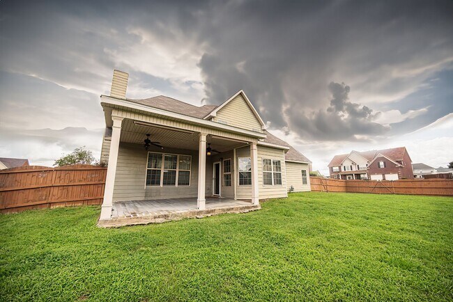 Building Photo - Beautiful home available today!
