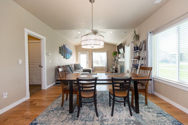 Building Photo - 136 Bull Frog Dr