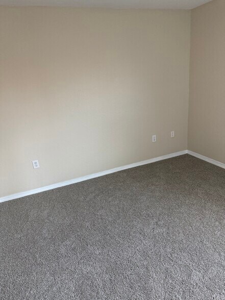 Building Photo - 5475 Vineland Rd