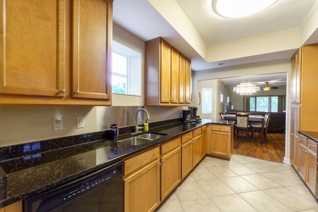 Building Photo - 3 BEDROOM TO 2 BATH SPACIOUS CONDO