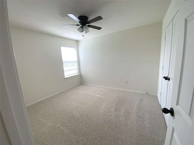 Building Photo - 908 Solitude Dr