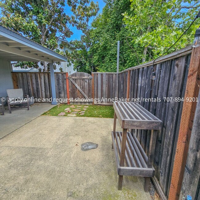 Building Photo - Exquisitely Updated Condo - Must See