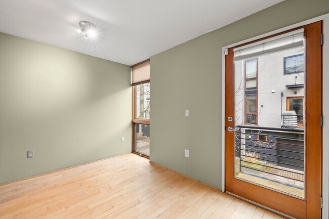 Building Photo - 2 BR 2 BA Townhome in North Tabor- 3 Levels!