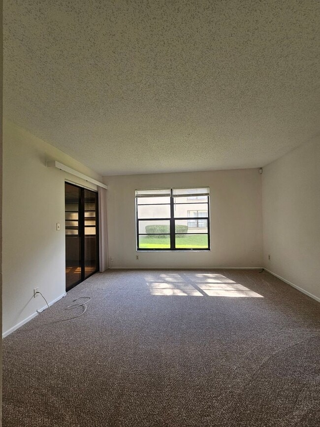 Building Photo - Temple Terrace Condo
