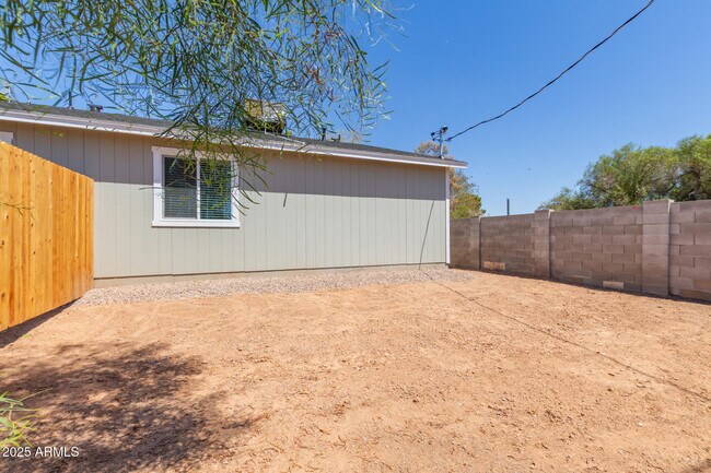Building Photo - 337 S 97th Pl
