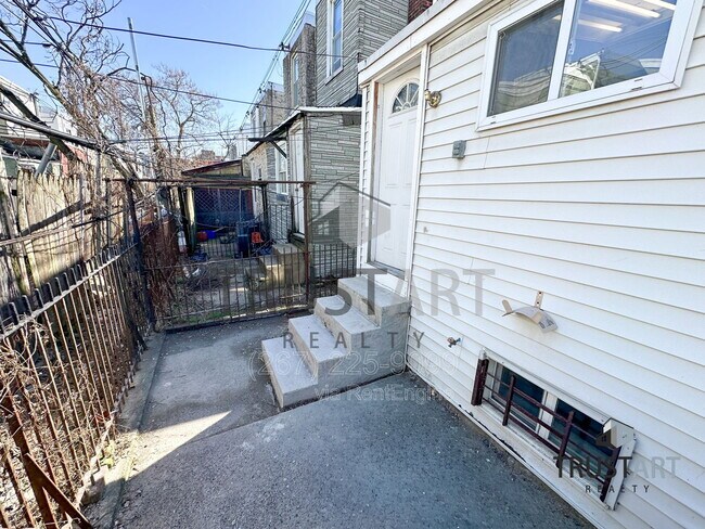 Building Photo - 1841 E Clementine St