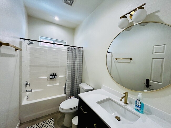Building Photo - Gorgeous, renovated home on 2 acres in quiet neighborhood.