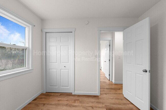 Building Photo - 6950 N Crestline St