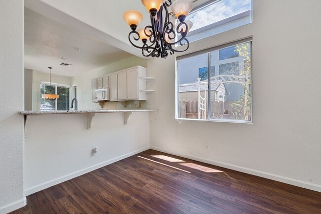 Building Photo - Charming 3-Bed Home in Prime Folsom Locati...