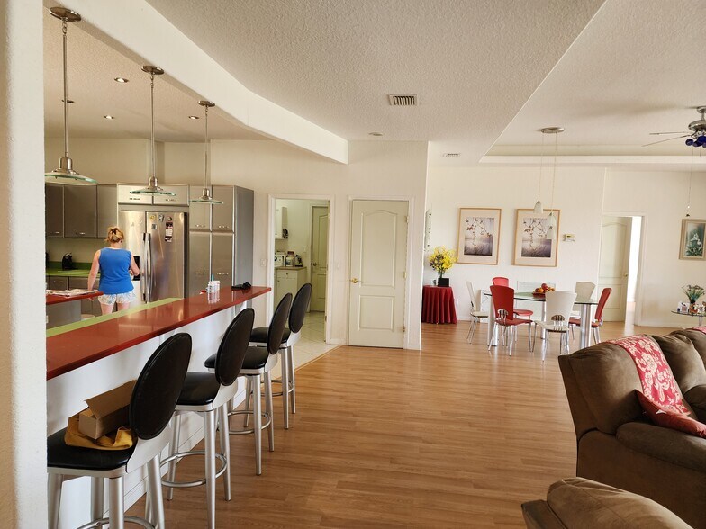 Building Photo - 223 Golf Aire Blvd