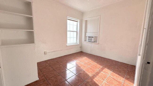 Building Photo - 305 Taylor Ave