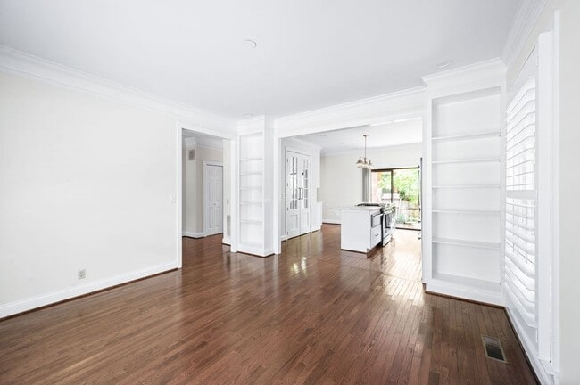 Building Photo - Awesome 3BE/2BA home in the heart of Green...