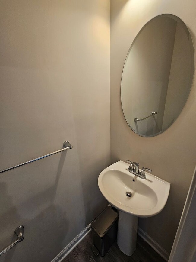 Building Photo - 3 Bedroom, 2.5 Bathroom Townhome, Available NOW