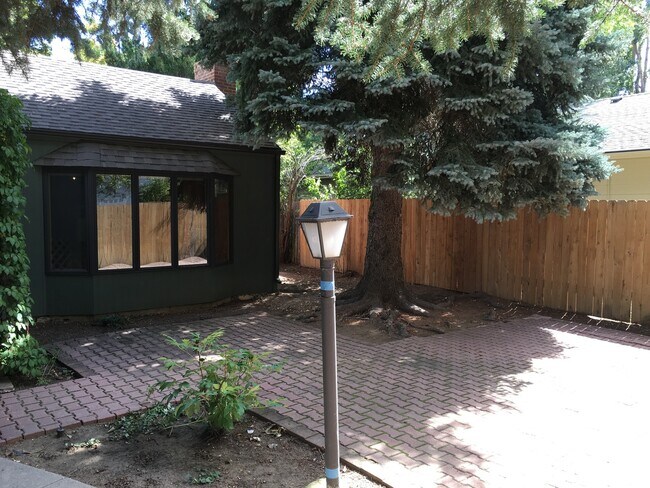 Building Photo - *MAXED OUT ON APPLICATIONS, NOT ACCEPTING MORE* Location, location, location. Great 4 bedroom one...