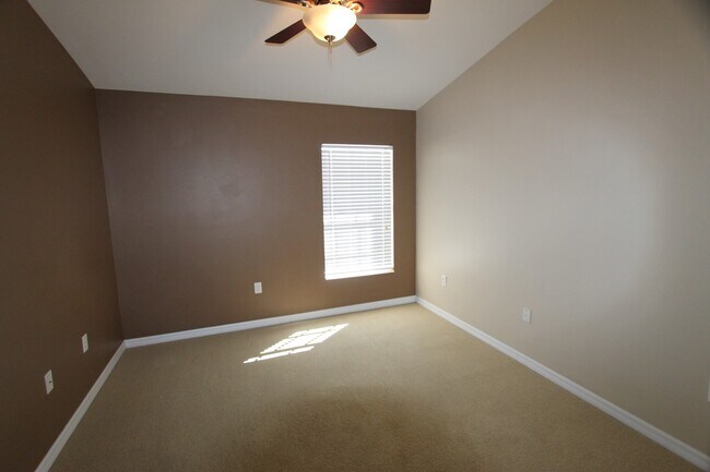 Building Photo - 1056 Hampton Cir