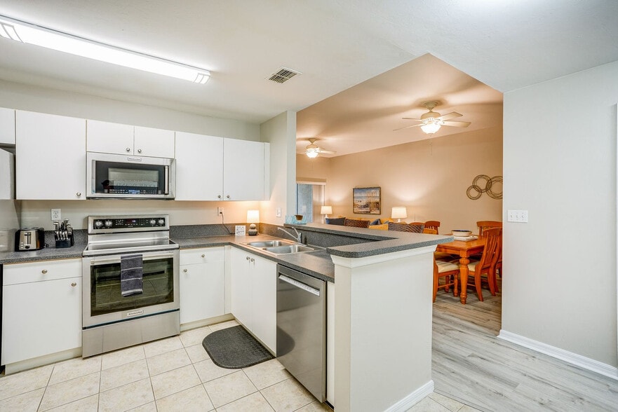 Building Photo - 15430 Bellamar Cir