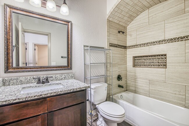 Building Photo - Beautiful 3 bed-2 baths with Casa Club/Gym...