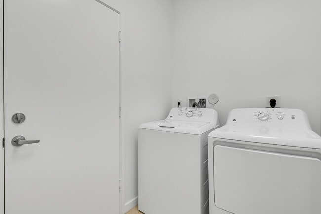 Building Photo - 6208 SE Portofino Cir