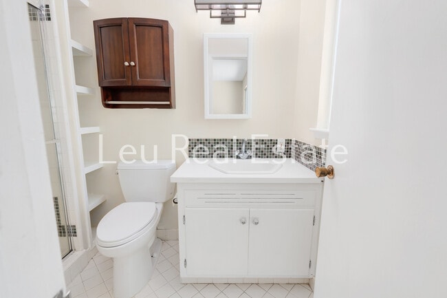 Building Photo - 6640 S Land Park Dr