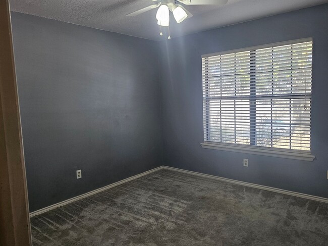 Building Photo - 306 Elfen Glen St