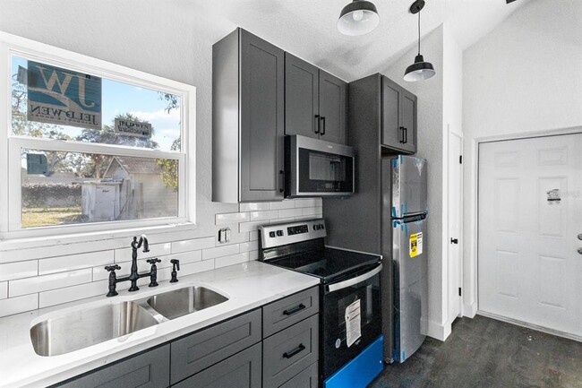 Building Photo - 2517 Oakdale St S