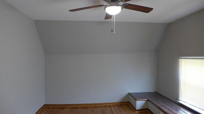 Building Photo - 136 Elgin Ave