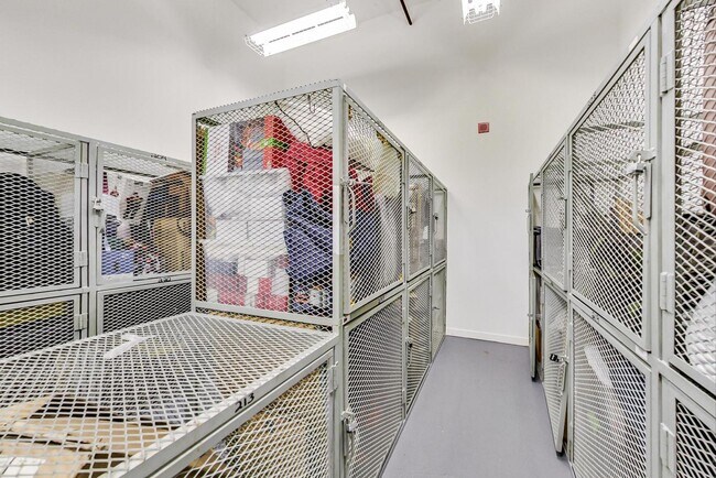 Building Photo - 1224 W Van Buren St