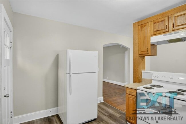 Building Photo - 2 Bedroom & 1 Bathroom Home