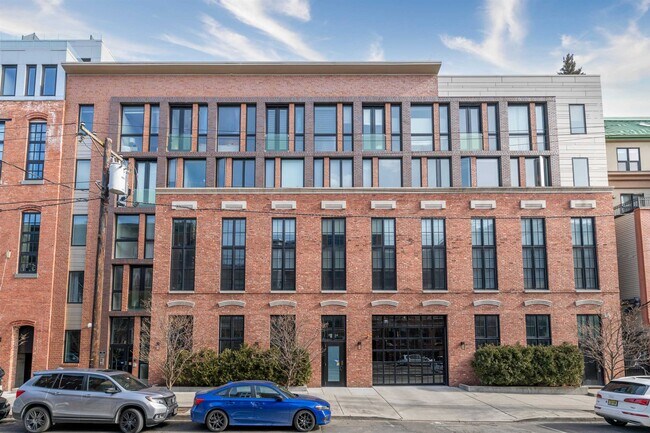 Building Photo - 715 Grand St