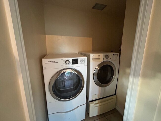 Building Photo - Spacious 3/2 home available now, and conveniently located near downtown and Manatee Hospital